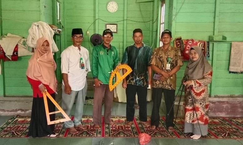 Ka. KUA dan PAI Rangsang Pesisir Lakukan Pengukuran Arah Kiblat di Musholla Nurul Iman