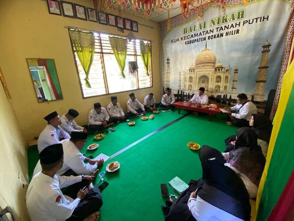 Tingkatkan Kualitas Pelayanan, Plt. Kepala KUA Tanah Putih Gelar Rapat Kerja