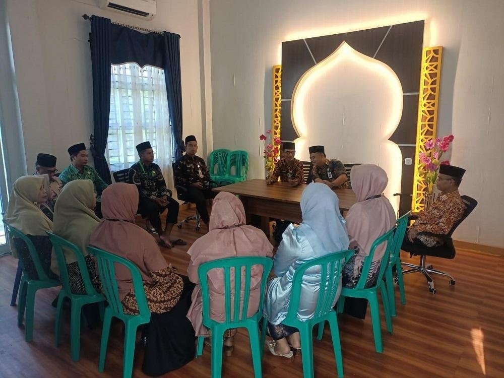 Kamis Berkah, Penghulu KUA Kecamatan Gunung Toar Jelaskan Keutamaan Ibadah Sholat