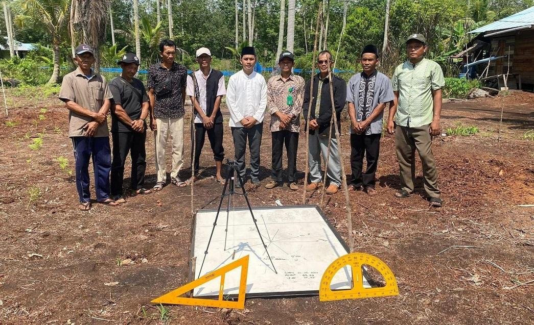 KUA Rangsang Pesisir Lakukan Kalibrasi Arah Kiblat Mushalla Al-Hikmah Kampung Baru Tanjung Kedabu