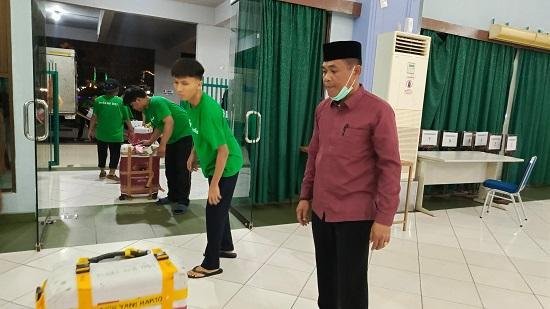 Pastikan Koper Jamaah Lengkap, Ka. KUA Kec. Mandau Sambut Kedatangan Jemaah Haji Di Embarkasi Batam