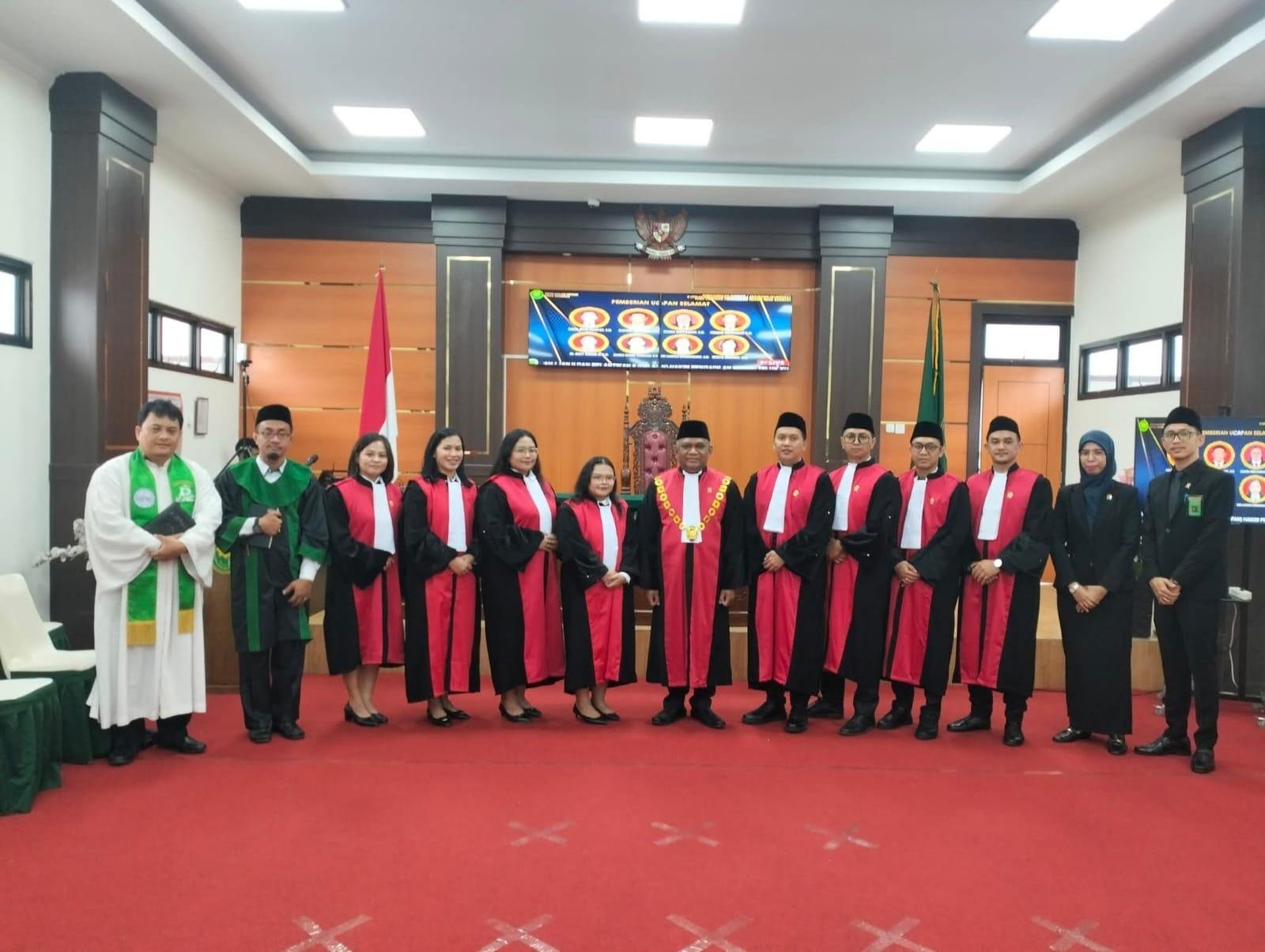 Kepala KUA Sentajo Raya Pandu Pembacaan Do'a Pengambilan Sumpah Jabatan Hakim Pengadilan Negeri Teluk Kuantan