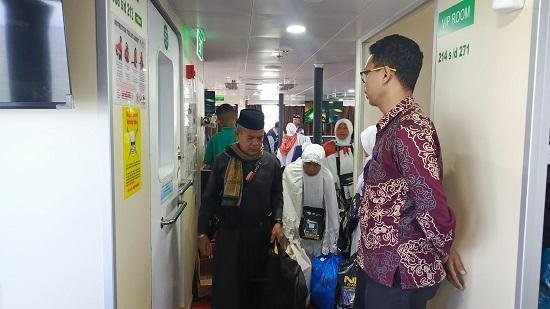 Kepala KUA Kec. Pinggir Iringi Kepulangan Jamaah Haji Kloter 12 Asal Kabupaten Bengkalis dari Batam Menuju Duri