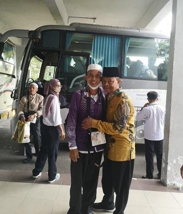 Sambut Staf Pulang Haji, Kepala KUA Kec Bantan Doakan Berkah, Mabrur dan Sehat Selalu