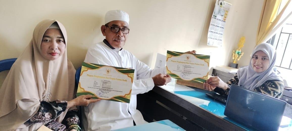 KUA Tembilahan Serahkan Sertifikat Haji 2025, Jamaah Diharap Raih Keberkahan