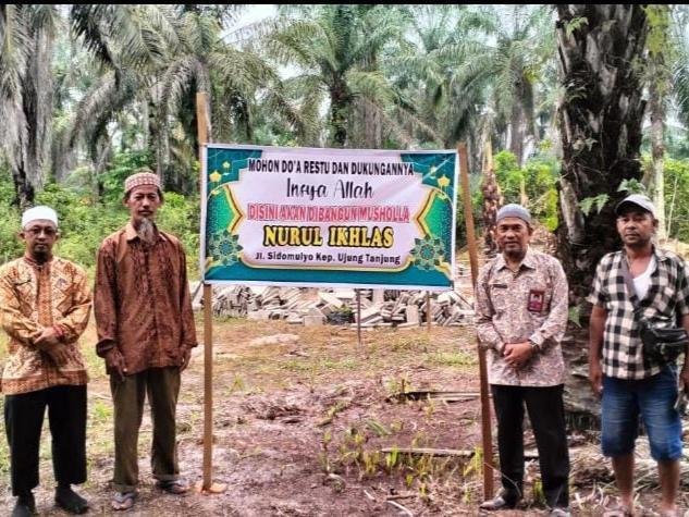 Ka.KUA Tanah Putih Lakukan Pengukuran Arah Kiblat Pembangunan Musholla Nurul Ikhlas