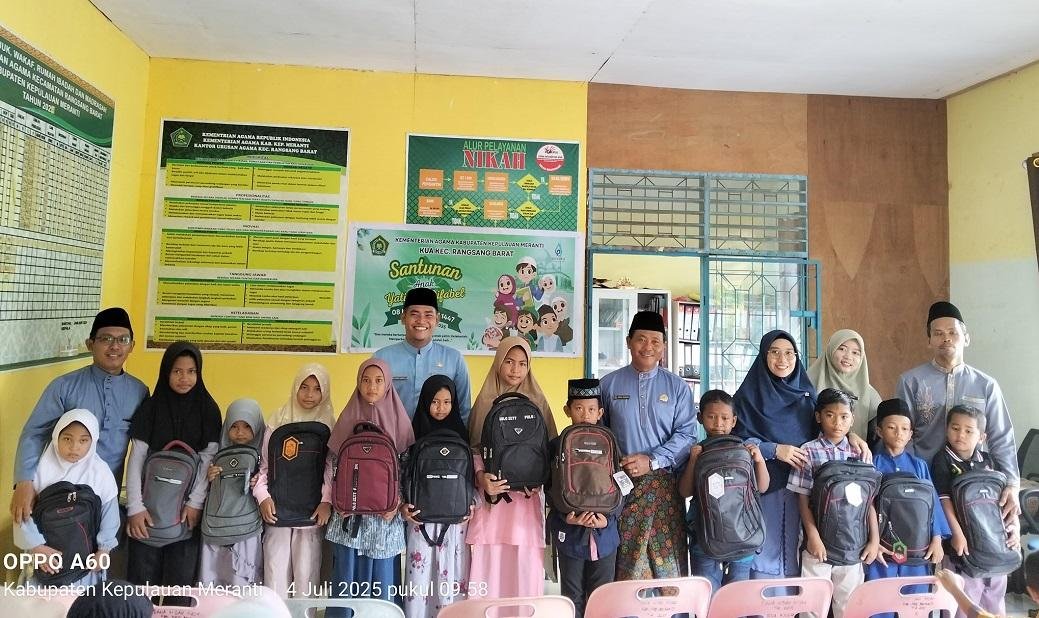 KUA Rangsang Barat Salurkan Santunan dan Bantuan Al-Qur’an dalam Program Lebaran Yatim & Difabel 1447 H