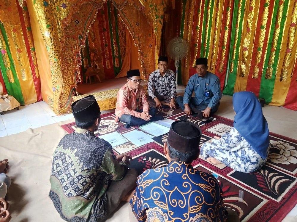 Kepala KUA Kec. Inuman Bimbing Marianti Ucap Syahadat