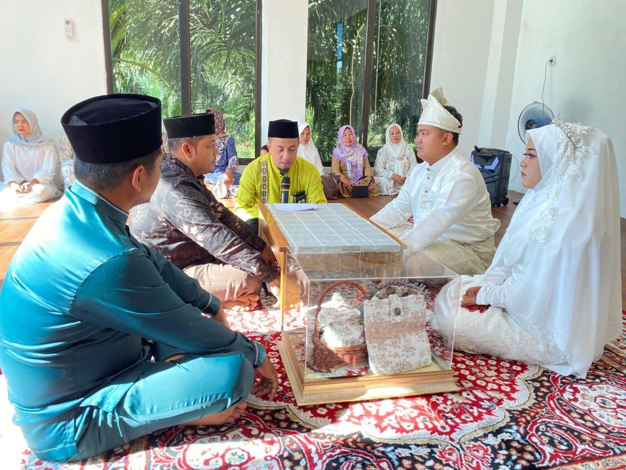 KEPALA KUA KECAMATAN SENTAJO RAYA PIMPIN LANGSUNG AKAD NIKAH PASANGAN FAUZIA RAHMAN DAN RUNTIA SUNARDI