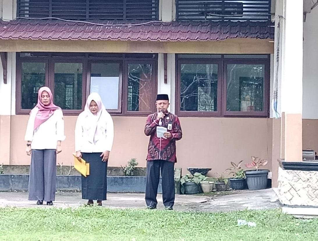 Kepala KUA Pangean Pimpin Doa dalam Apel Kesiapsiagaan Karhutla di Halaman Kantor Camat