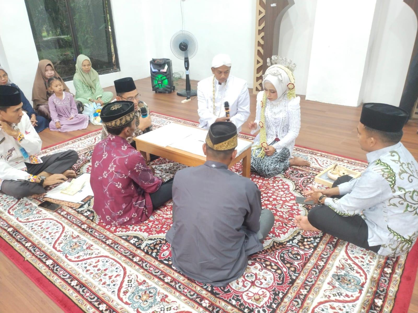 Penghulu KUA Sentajo Raya H. Riko Pilihantoni Pimpin Akad Nikah Iqbar Triyanda dan Ines Dwi Septiani