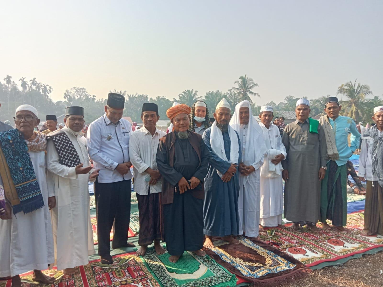 Ka. KUA Rambah, H. Gustaman, S.Ag, M.Sy Bersamai Masyarakat Laksanakan Sholat Istisqa