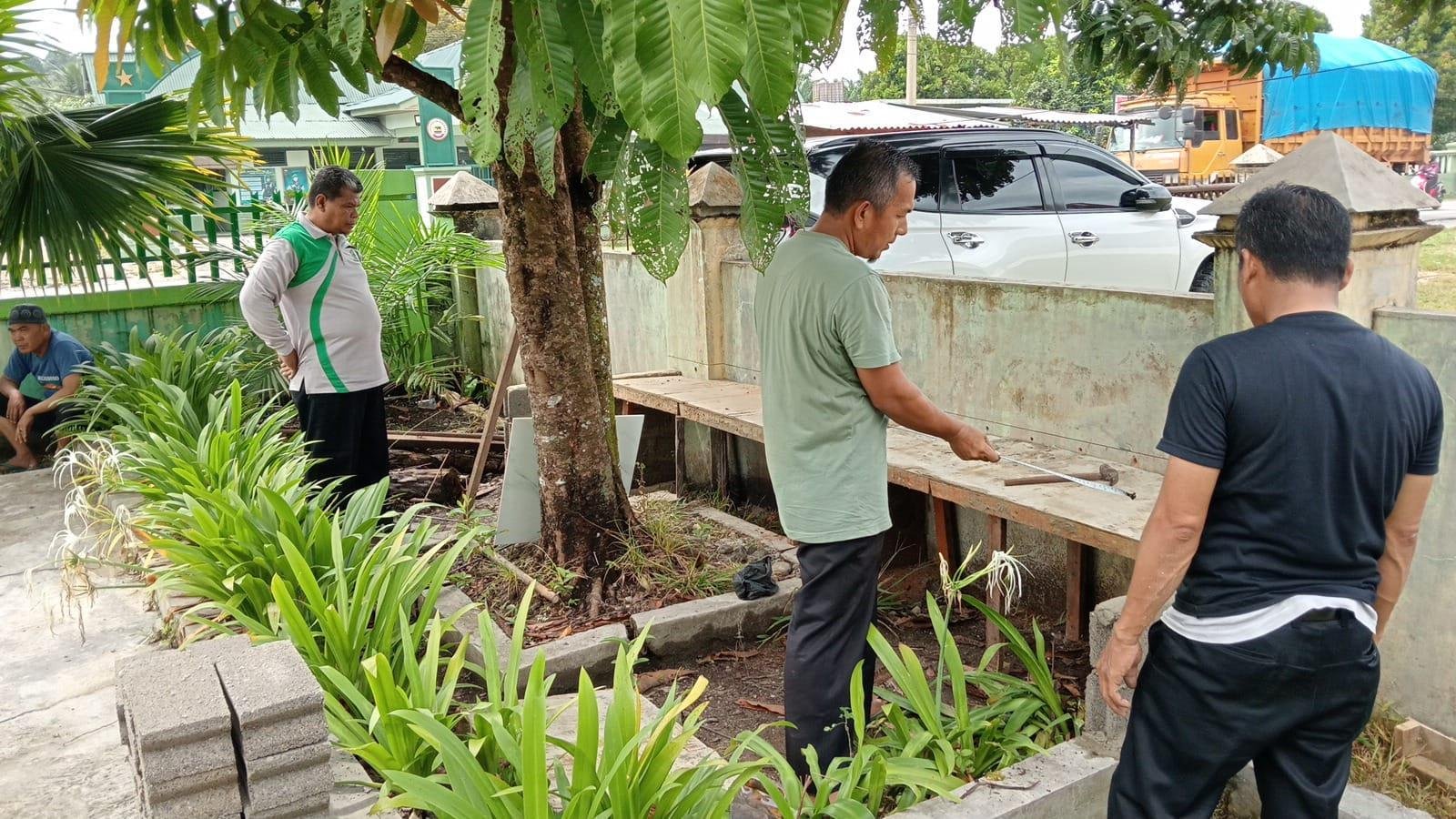 KUA Singingi Bangun Tempat Duduk untuk Tamu, Wujudkan Pelayanan yang Ramah dan Nyaman