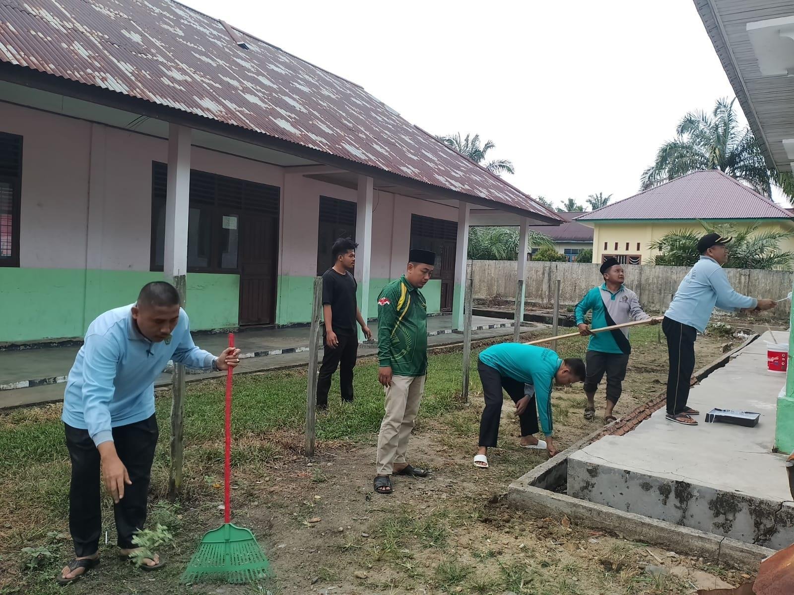 Sambut HUT RI ke-80, KUA Koto Kampar Hulu Gelar Gotong Royong Bersama