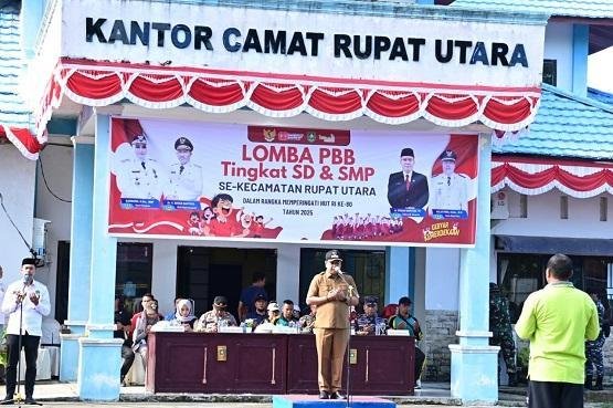 Penghulu Pertama KUA Rupat Utama, Sulaiman, S.Sy Pimpin doa Kegiatan Lomba PBB Tingkat SD dan SMP