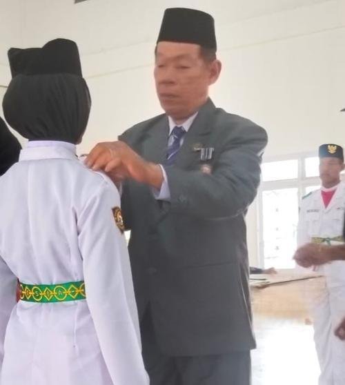 Kepala KUA Kecamatan Bukit Batu Kukuhkan Paskibraka Kecamatan 2025