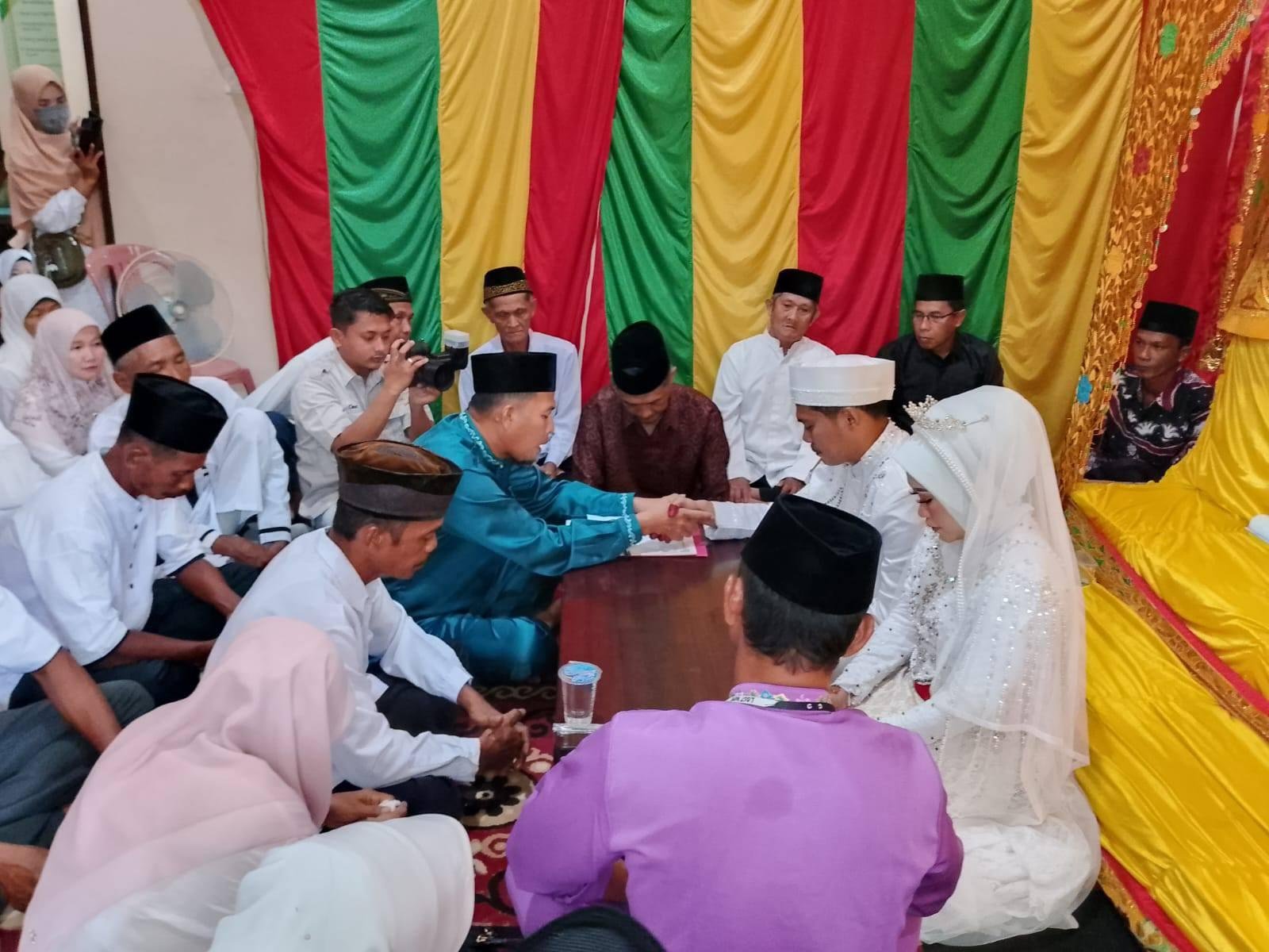 KUA Batang Peranap Laksanakan Akad Nikah dan Serahkan Sertifikat Siap Nikah