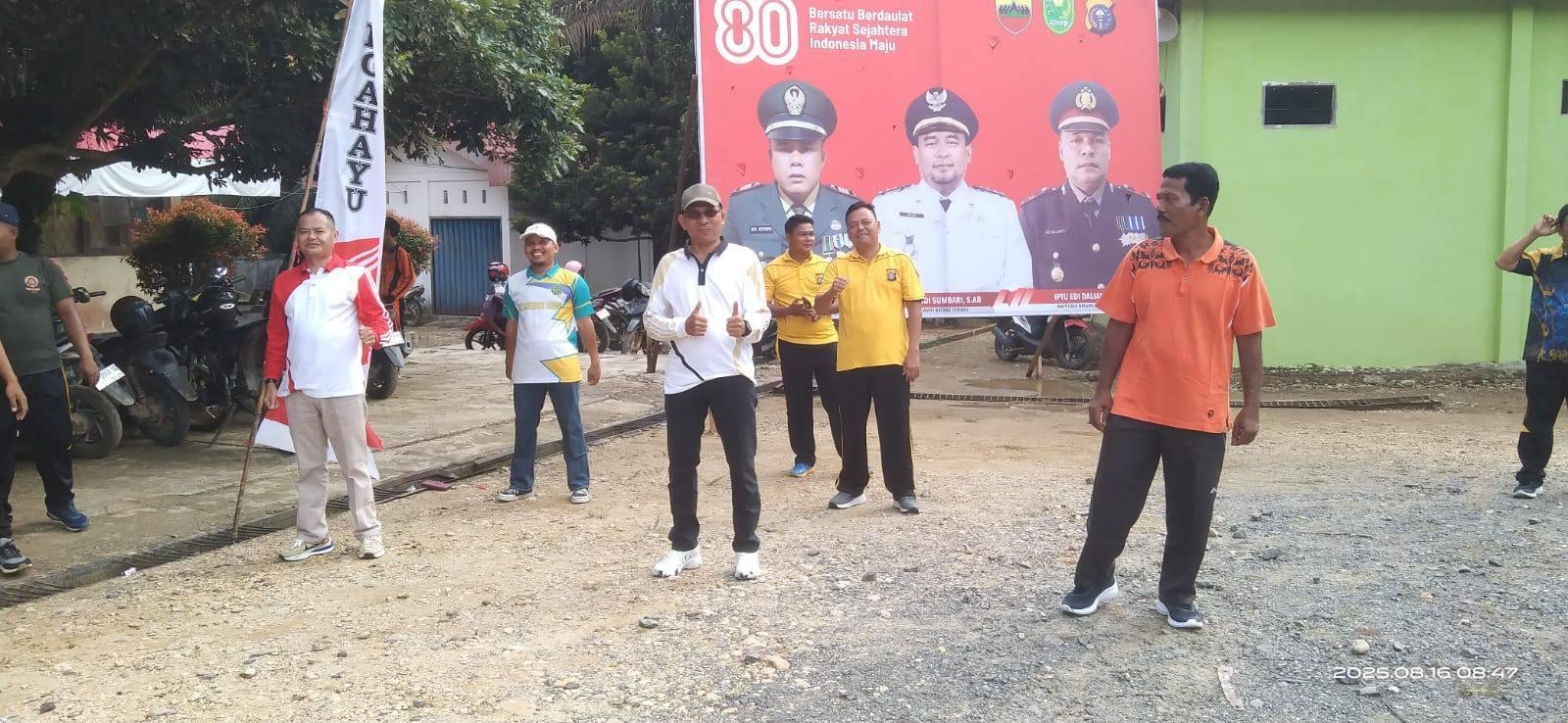 KUA Batang Cenaku Meriahkan HUT Ke- 80 RI Lewat Senam Sehat Bersama