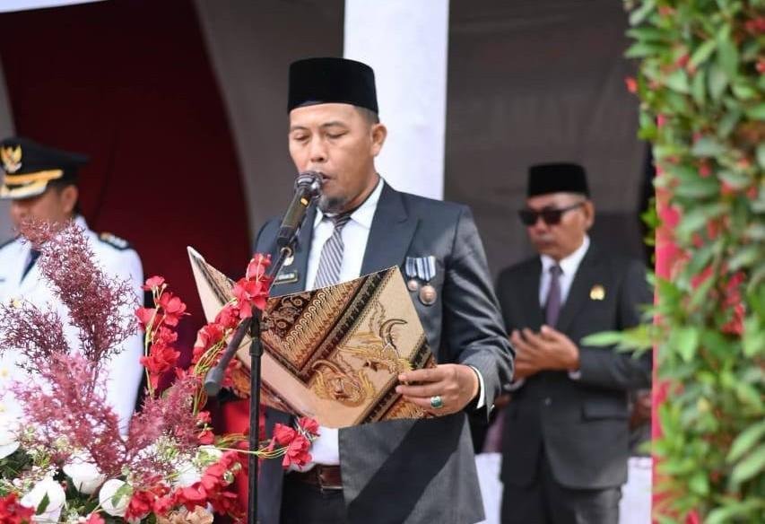 Kepala KUA Batang Peranap Pimpin Doa pada Upacara HUT RI 
