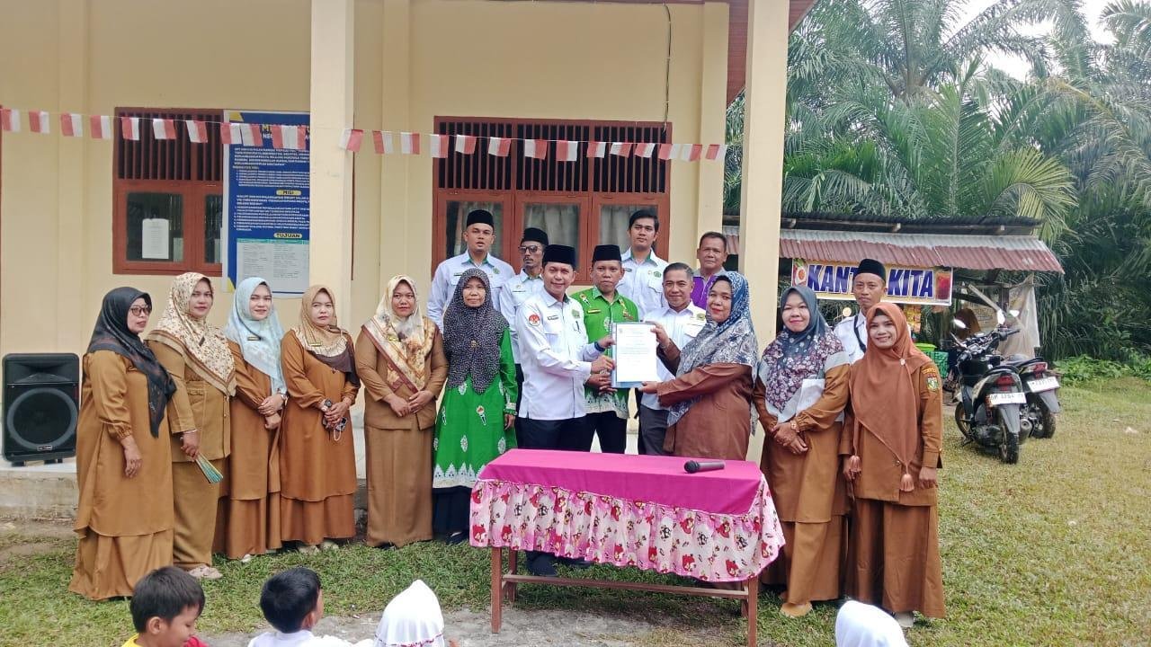 KUA Kampa dan SDN 016 Pulau Rambai Teken Kerja Sama Pembinaan Keagamaan Guru dan Pramuka