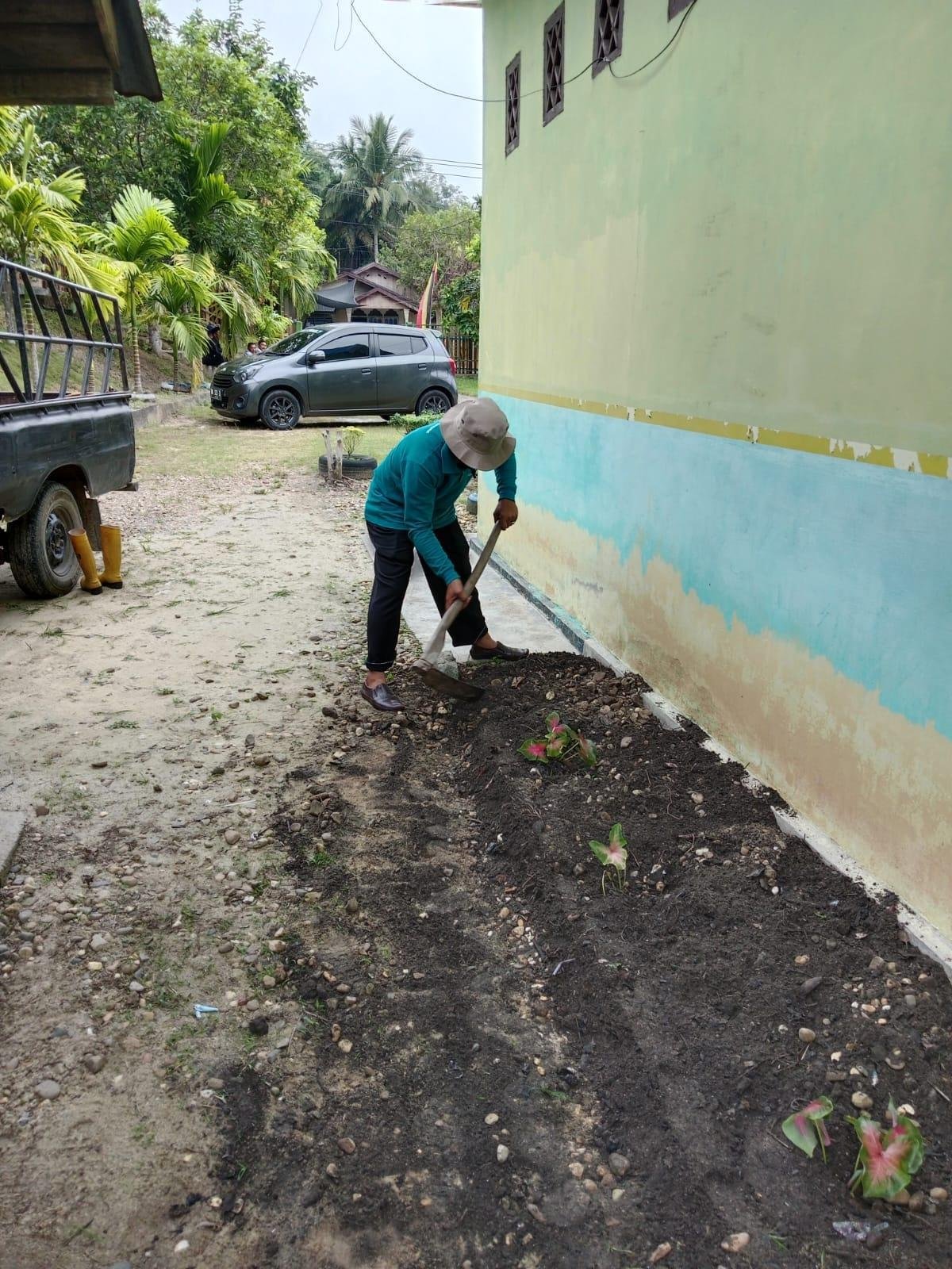 Wujudkan Kepedulian Lingkungan, Kepala KUA Pangean Buat Taman Bunga Kantor