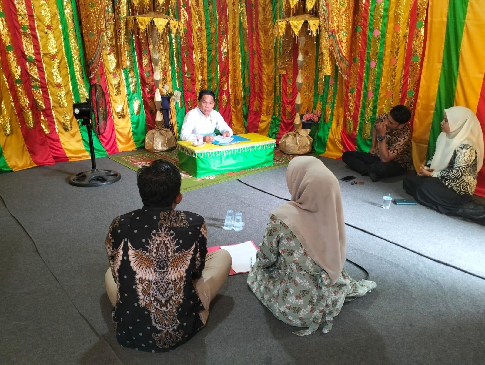 Elfison, Kepala KUA Kuantan Hilir Seberang Berikan Nasehat Perkawinan kepada Dua Pasang Catin