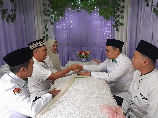 Kepala KUA Curup Tengah Pandu Akad Nikah dengan Wali Hakim