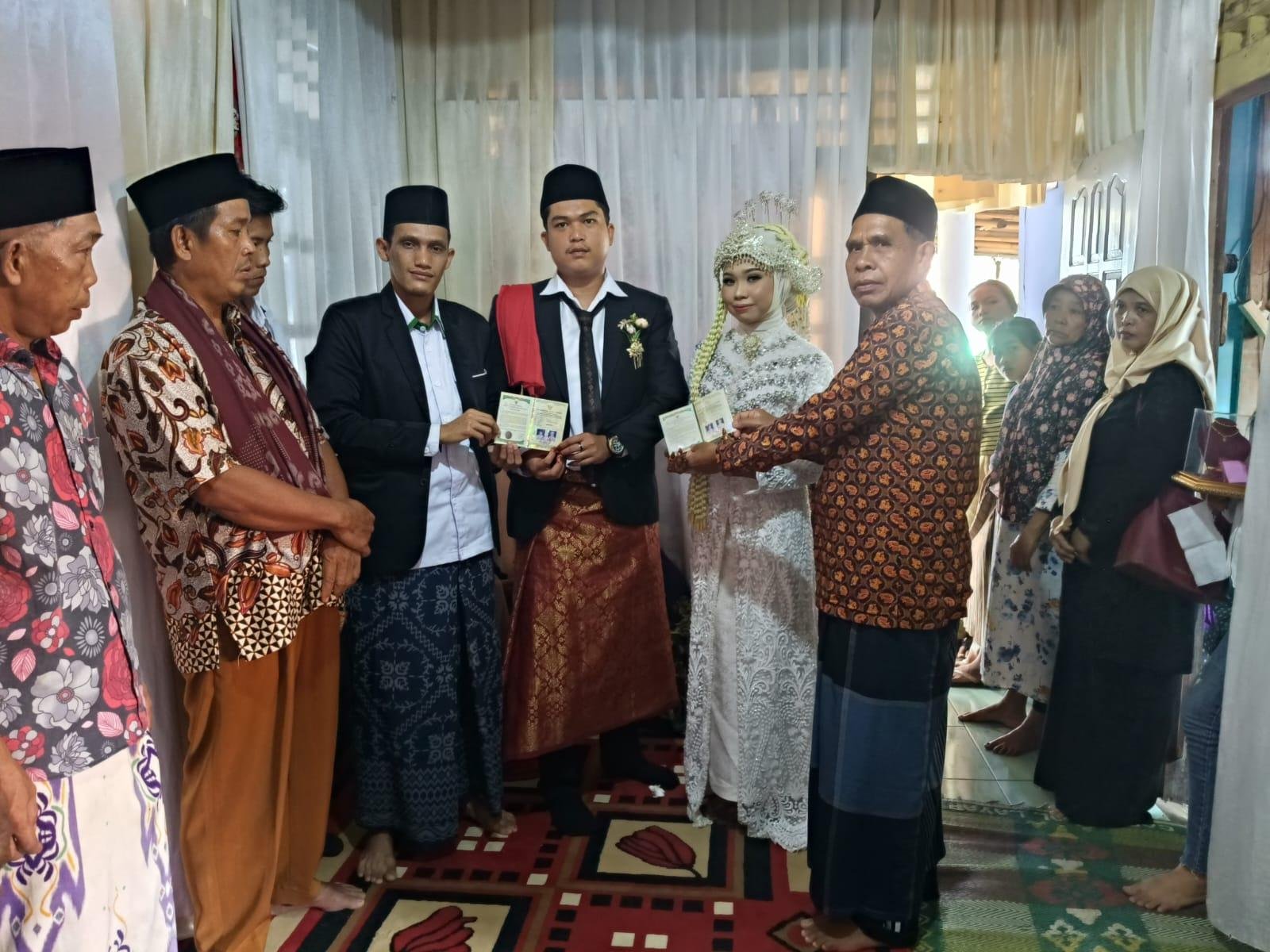 Penghulu KUA Kerkap Laksanakan Pencatatan Nikah Di Luar Jam Kerja