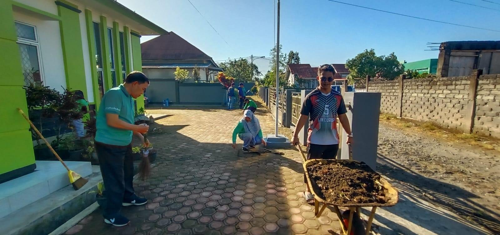 Gotong Royong Kebersihan KUA Merigi, Bangun Budaya Kerja Bersama