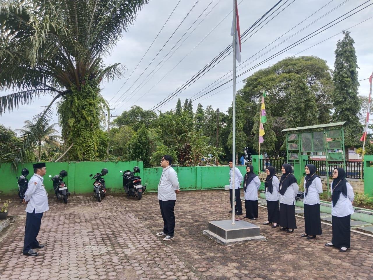KUA Arga Makmur Gelar Apel Senin Perdana di Bulan Agustus