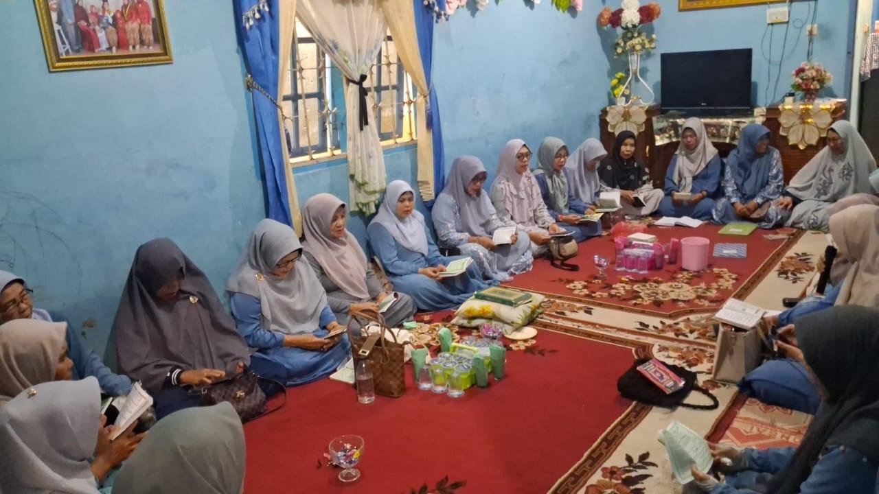 Menebar Cahaya Iman Dan Ilmu, Kepala KUA Merigi Pimpin Pengajian Bulanan BKMT dan MT