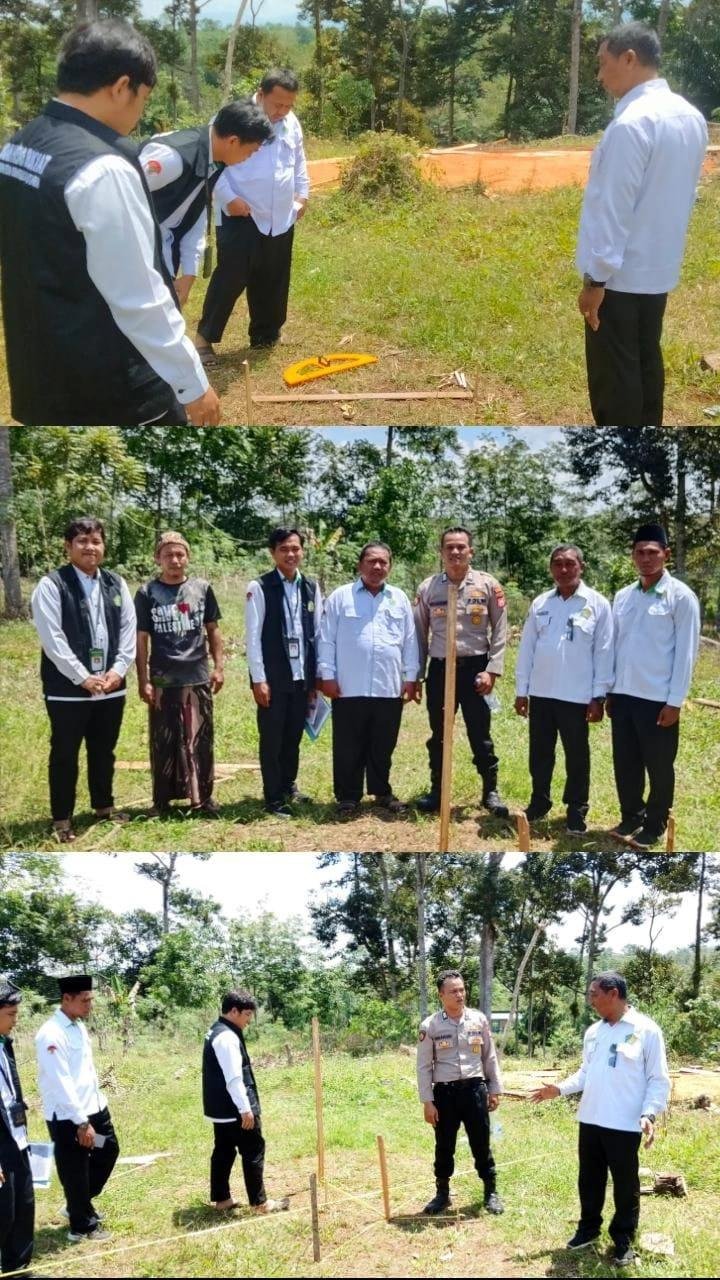 Ka. KUA Arma Jaya bersama Kasi Bimas Islam Dampingi Pengukuran Arah Kiblat Masjid Al-Mujahadah Yanani