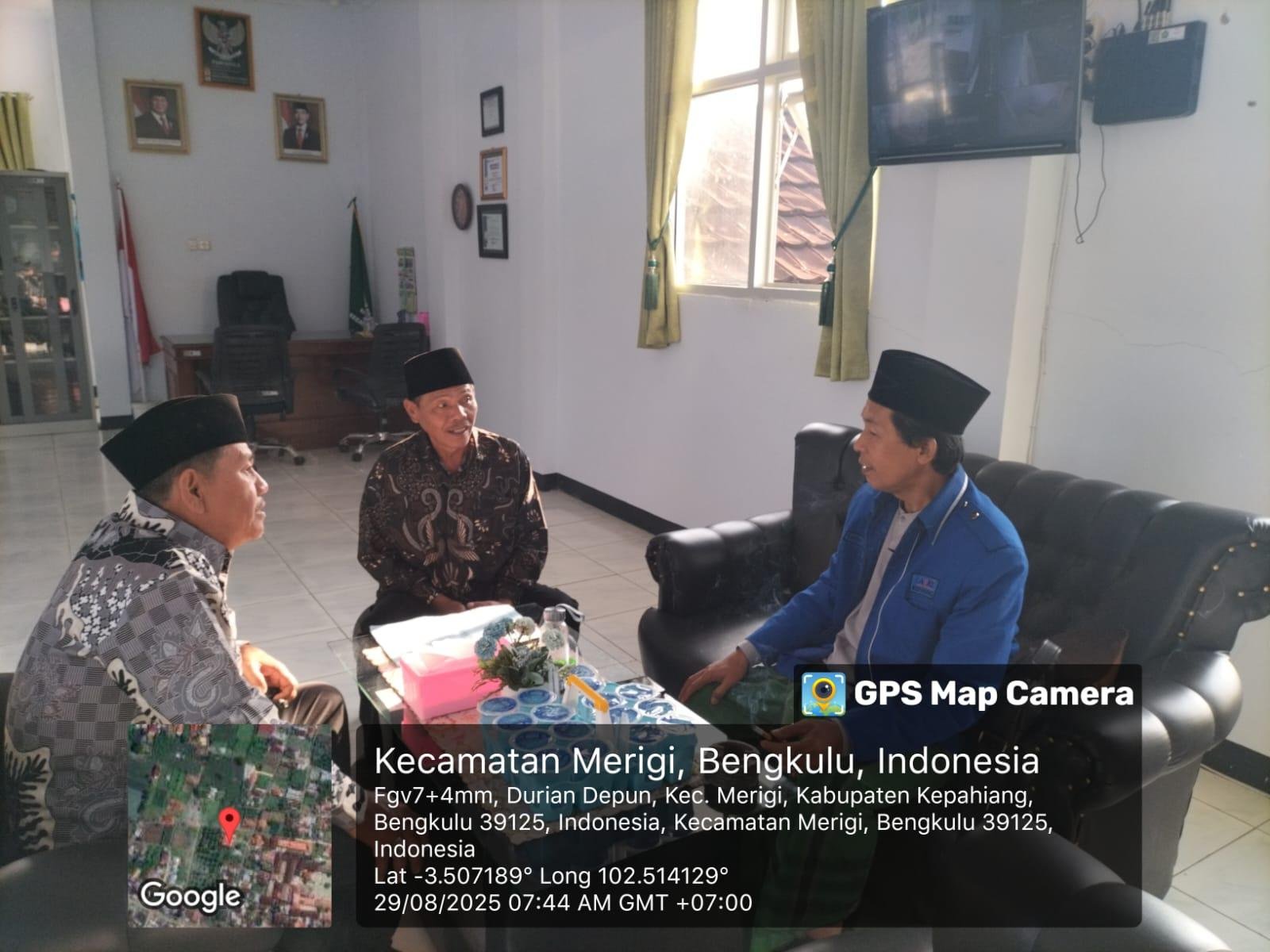 Kepala KUA Merigi Terima Kunjungan Masyarakat Untuk Konsultasi Wakaf