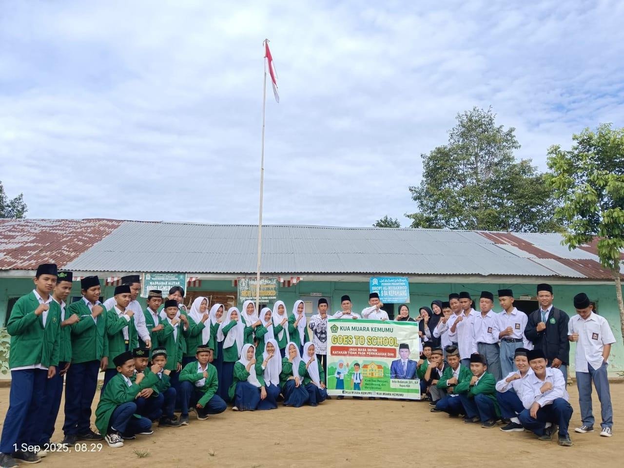 Goes To School : Kepala KUA Muara Kemumu Jadi Inspektur Upacara