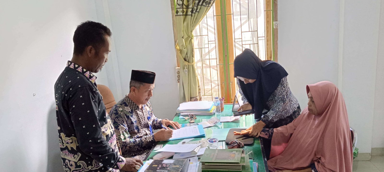 Kepala Seksi PHU Kankemenag Way Kanan Pimpin Verifikasi Berkas Calon Jamaah Haji