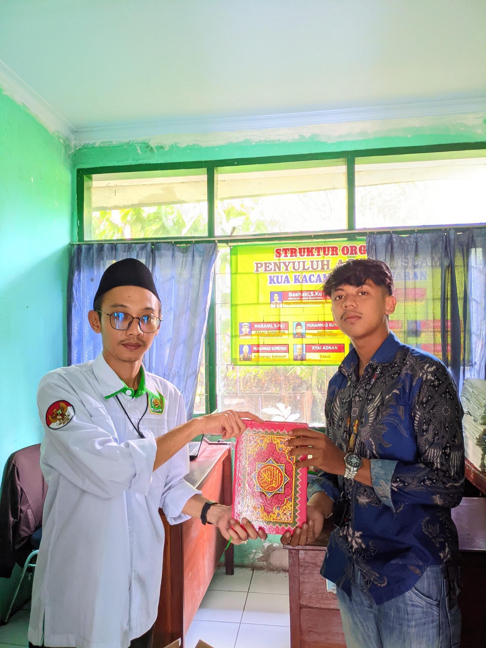 Wujudkan Layanan Keagamaan Berdampak, KUA Pabuaran Kabupaten Serang Menyerahkan Bantuan Al-Qur'an Kepada Mahasiswa KKN UIN SMH Banten