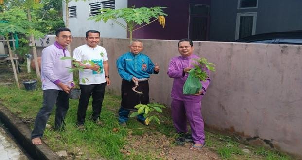 KUA Kecamatan Dumai Selatan Sukseskan Gerakan Penanaman Sejuta Pohon