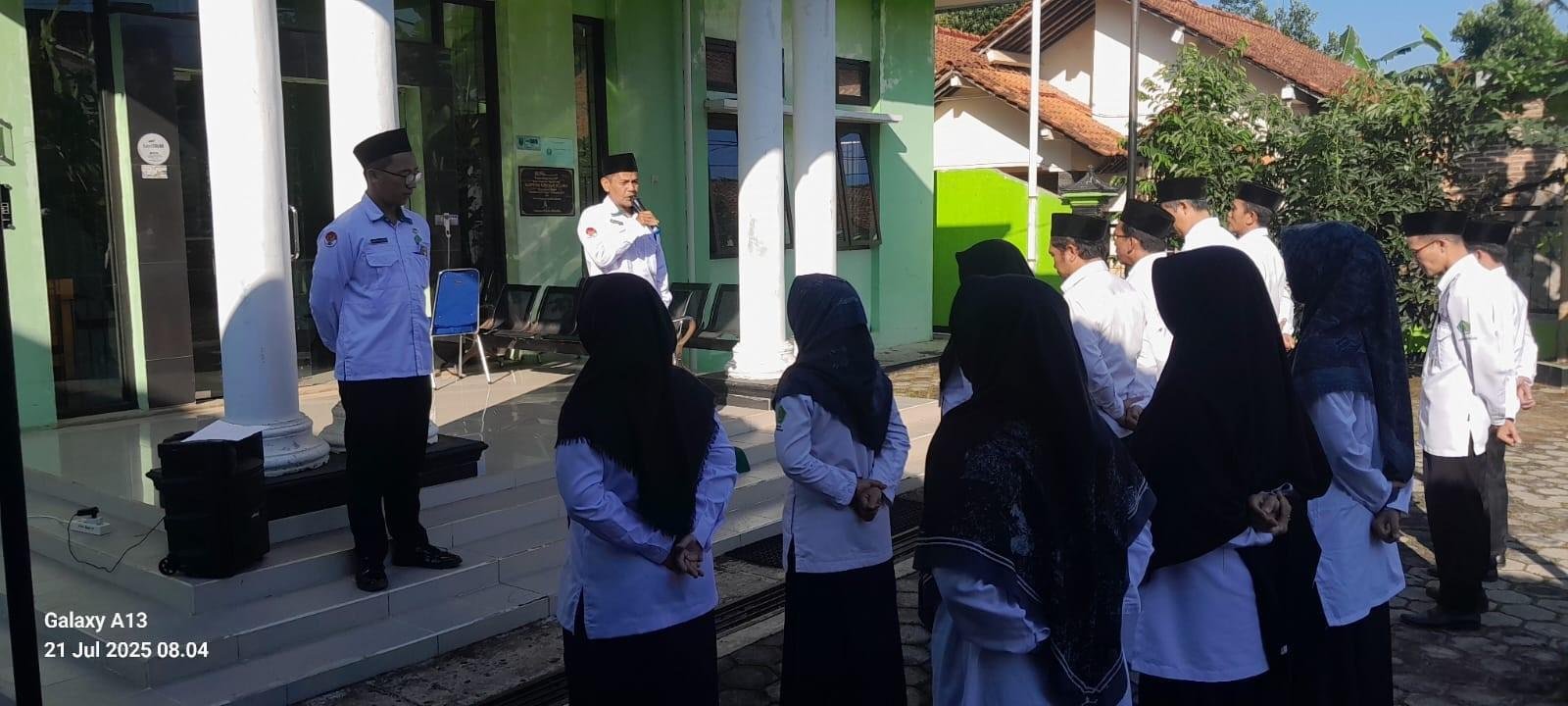 Kepala KUA Rakit Tanamkan Semangat Tidak Takut Tantangan dan Terus Berkembang pada Seluruh ASN KUA Rakit