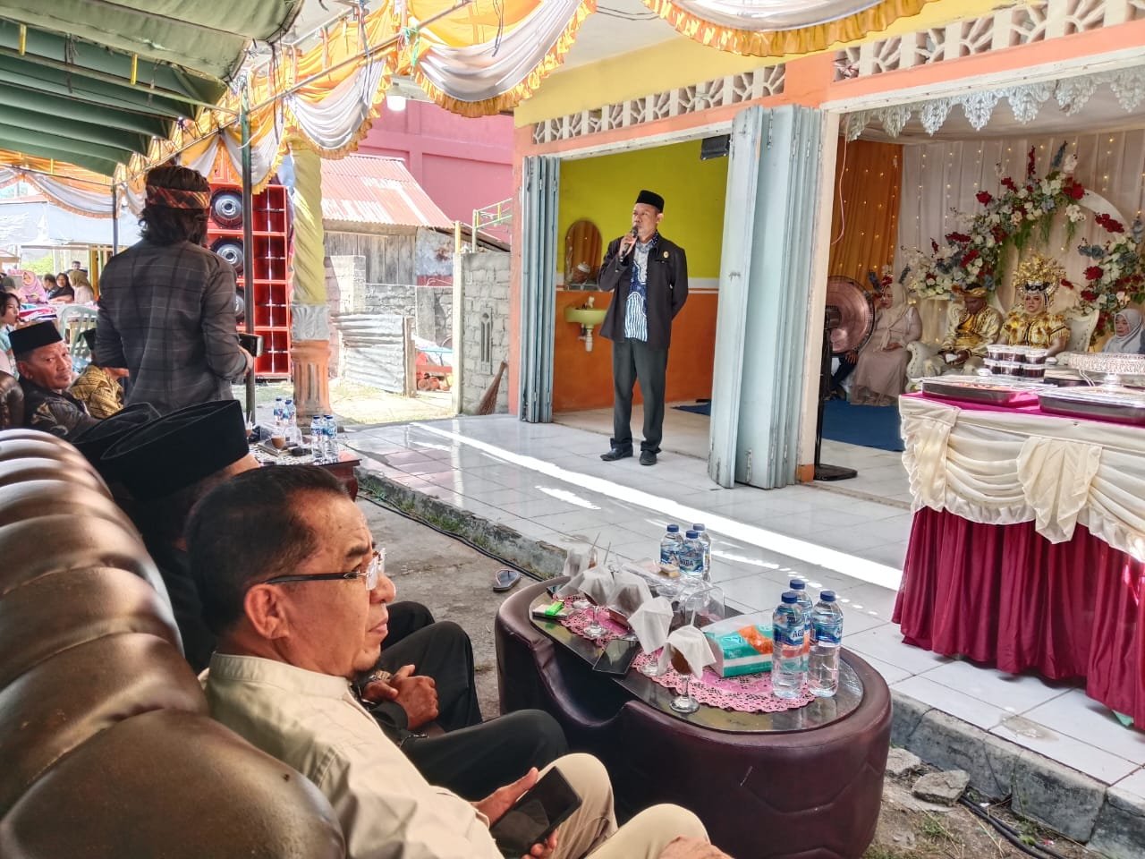 Kepala KUA Mangoli Utara Beri Sambutan Pada Pernikahan di Awal November di Desa Falabisahaya, 