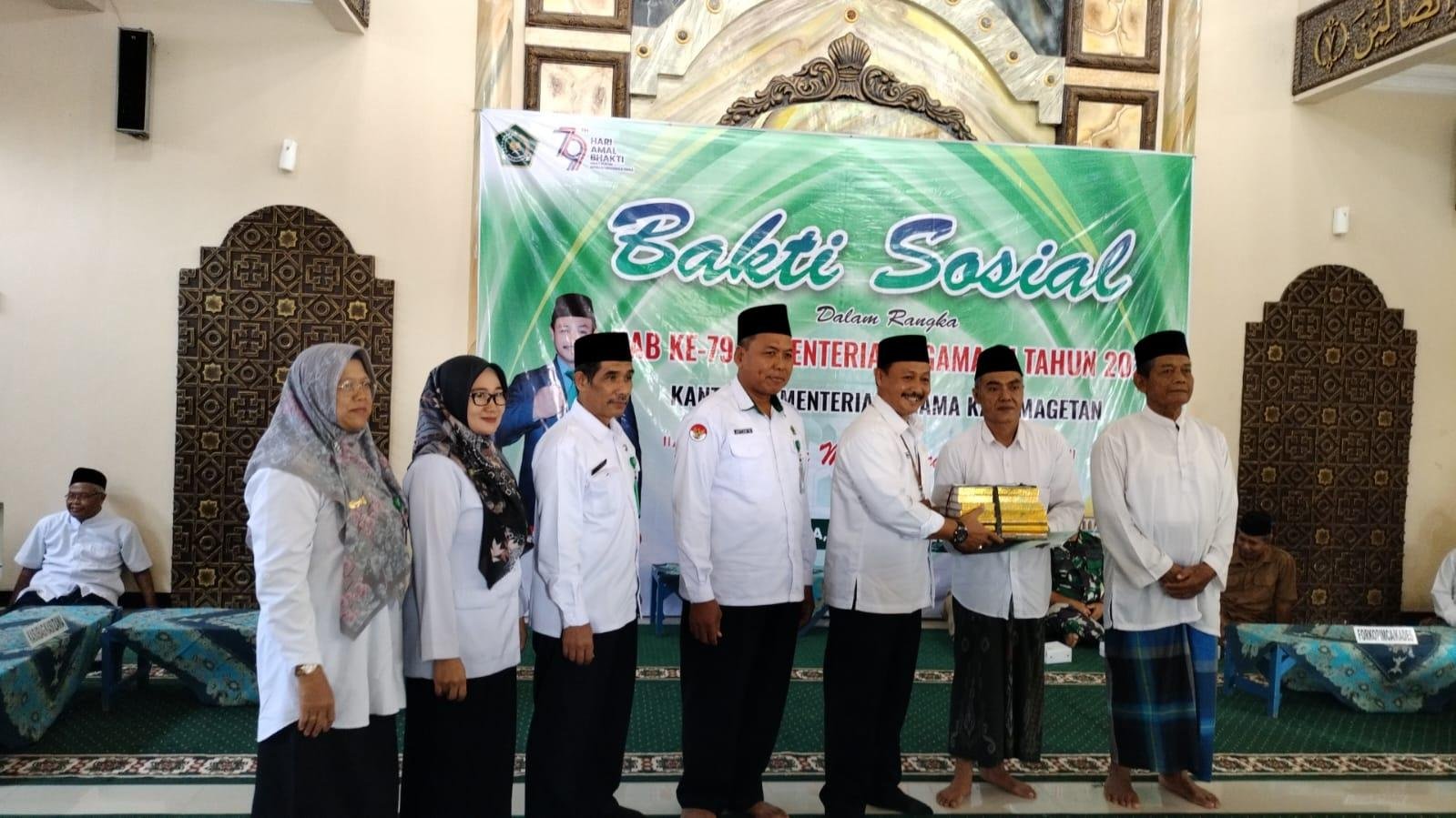 Kemenag Magetan Gelar Baksos, Bagikan 50 Paket Sembako dan Uang Tunai di Kecamatan Barat