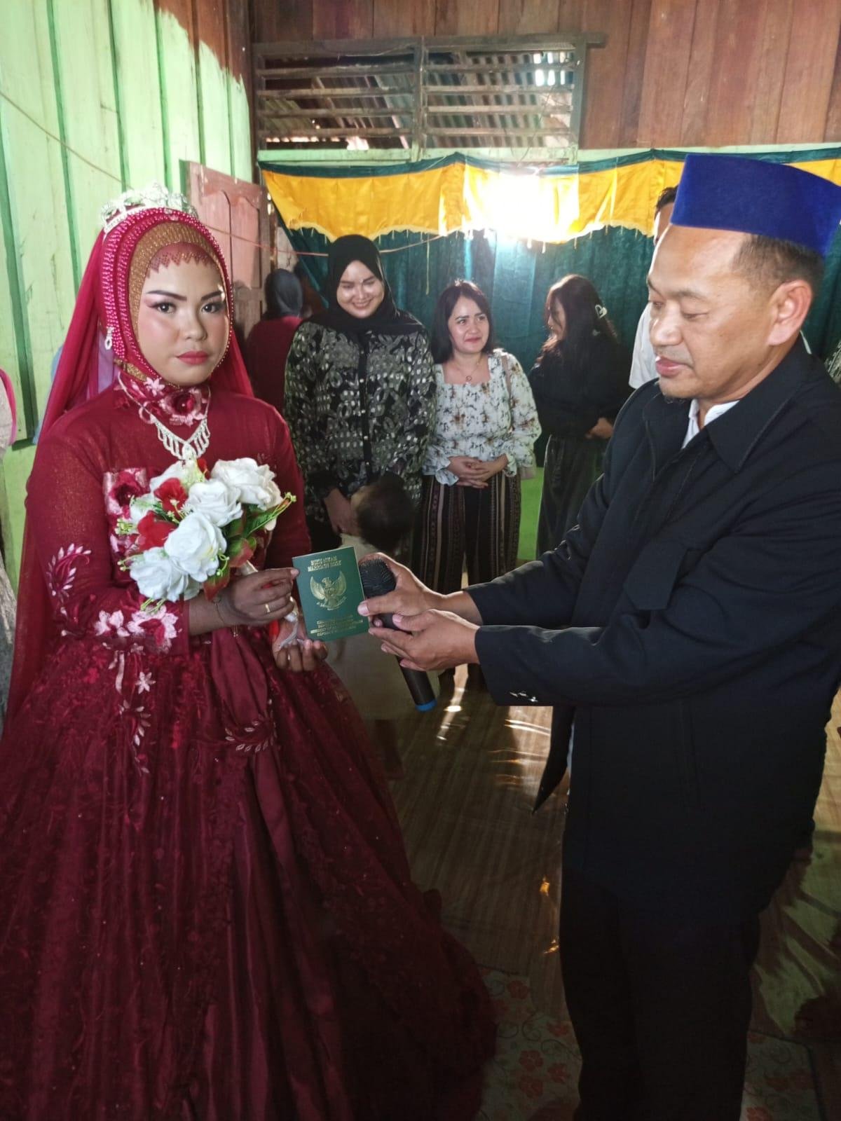 Kepala KUA Distrik Manokwari Selatan Melayani Pelayanan Nikah di Tengah Masyarakat
