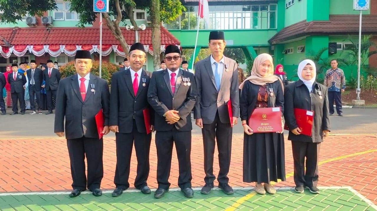 Semarak HUT RI ke-80 di MAN IC Serpong, Penghulu Ahli Muda KUA Serpong Utara Terima Tanda Kehormatan Satyalancana Karya Satya