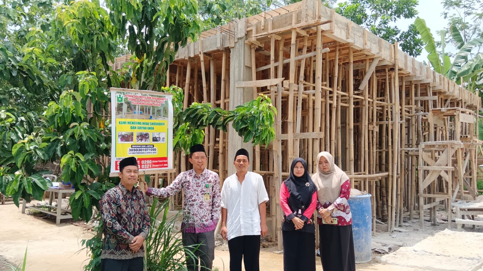 Kepala KUA Gunung Sugih dan Penyuluh Agama Islam Salurkan Bantuan ke TPA Al-Jazuly