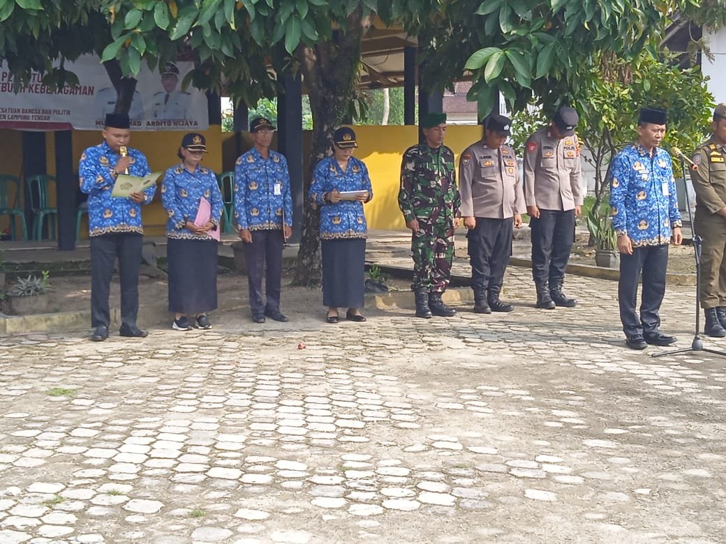 Penghulu KUA Seputih Raman, Su'ep Amin Nasyir, S.Hum., Pimpin Doa pada Upacara Peringatan Hari Pahlawan.
