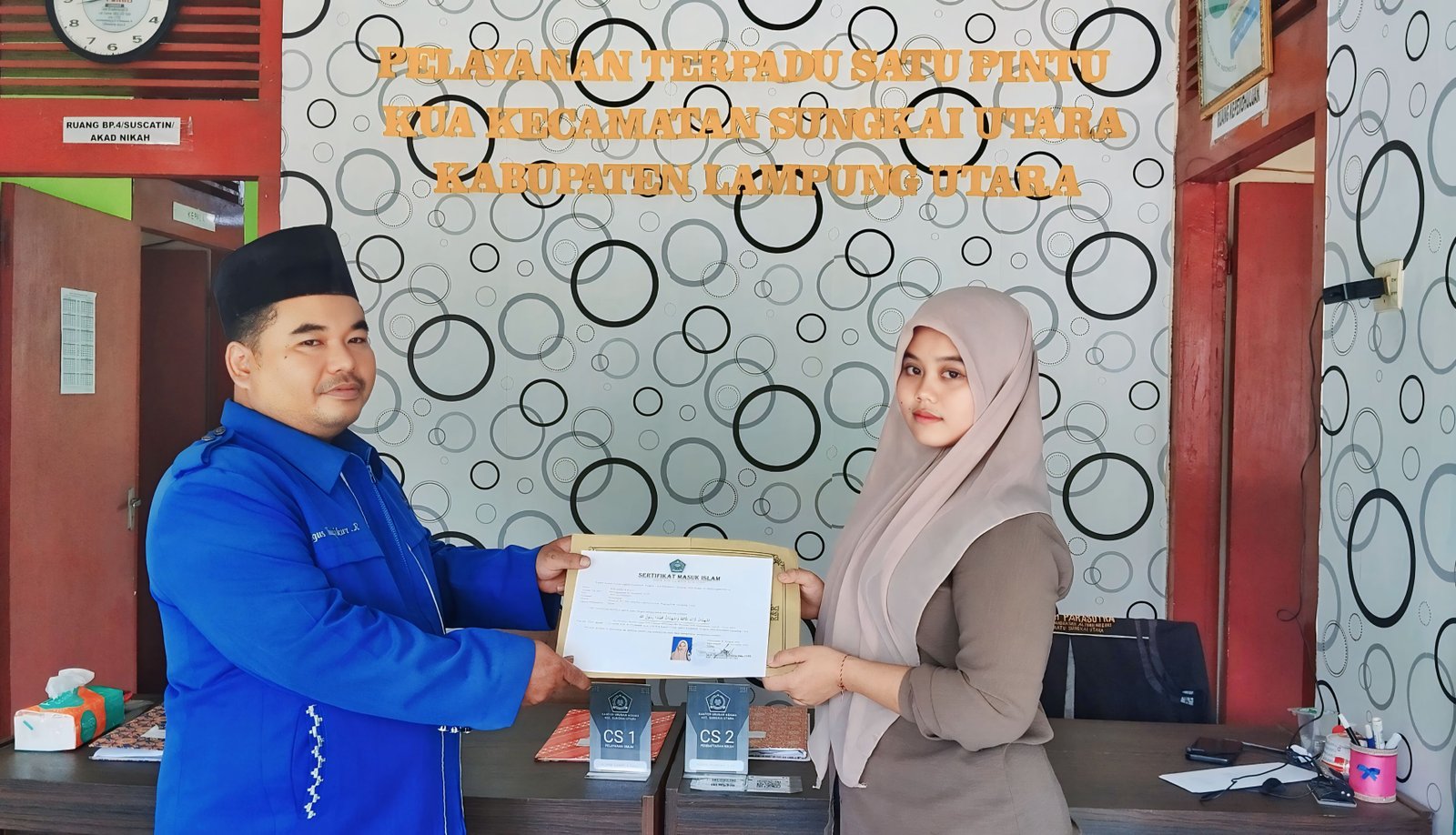 Kepala KUA Sungkai Utara Bimbing Warga Non Muslim Masuk Islam