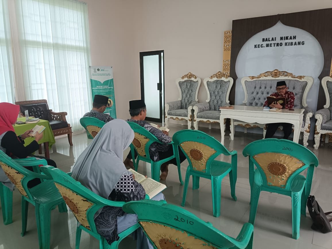 Kepala KUA Metro Kibang dan Jajaran Rutin Laksanakan Tadarus Al-Qur'an Setiap Jumat