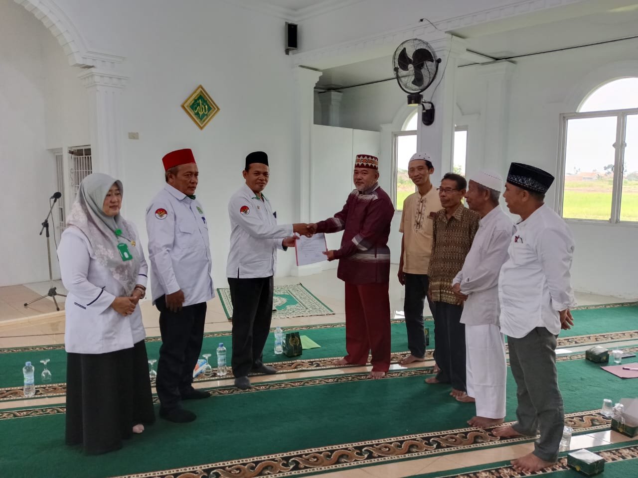 Kepala KUA Tanjung Senang Serahkan Berita Acara Penyerahan Aset Gedung KUA 
