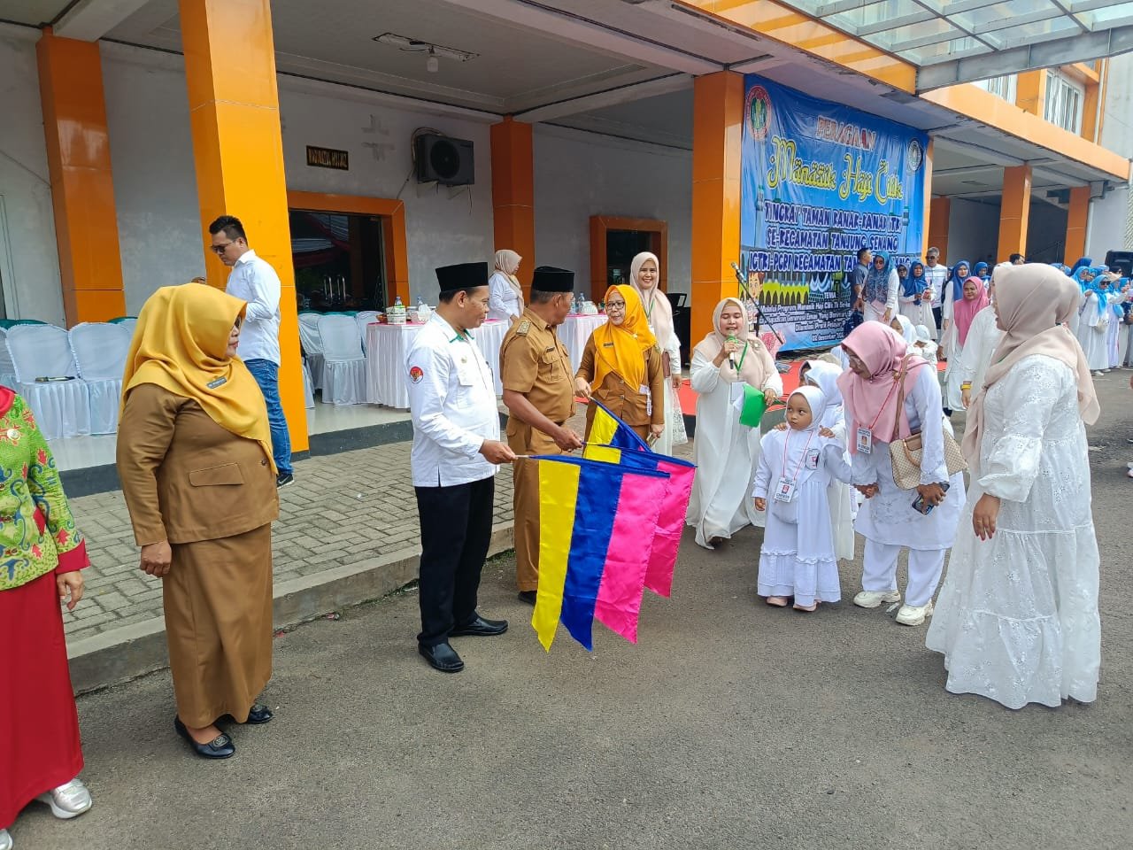 Kepala KUA Tanjung Senang Membuka Kegiatan Bimbingan Manasik Haji
