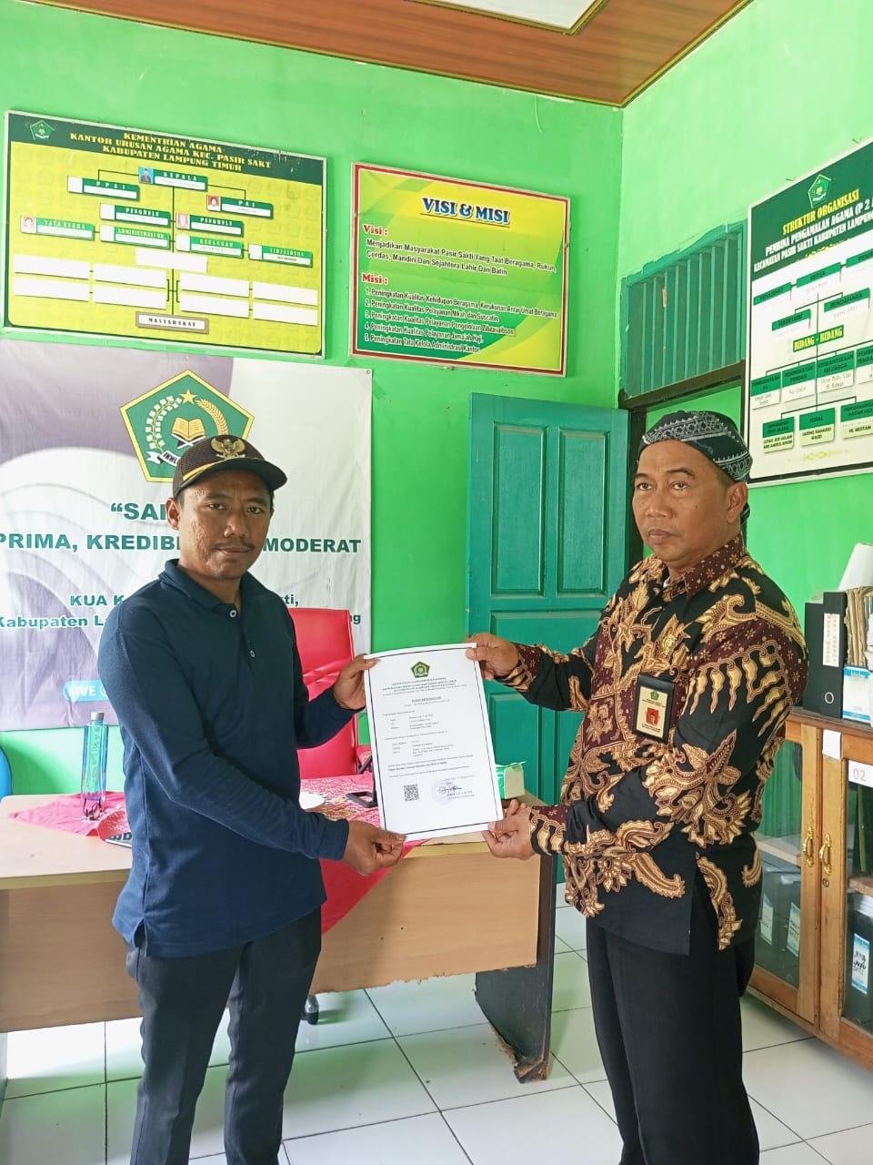 Rahmat Syah Serahkan ID Musholla Al-Isro' Dusun 3 Sido Rahayu Desa Sumur Kucing 