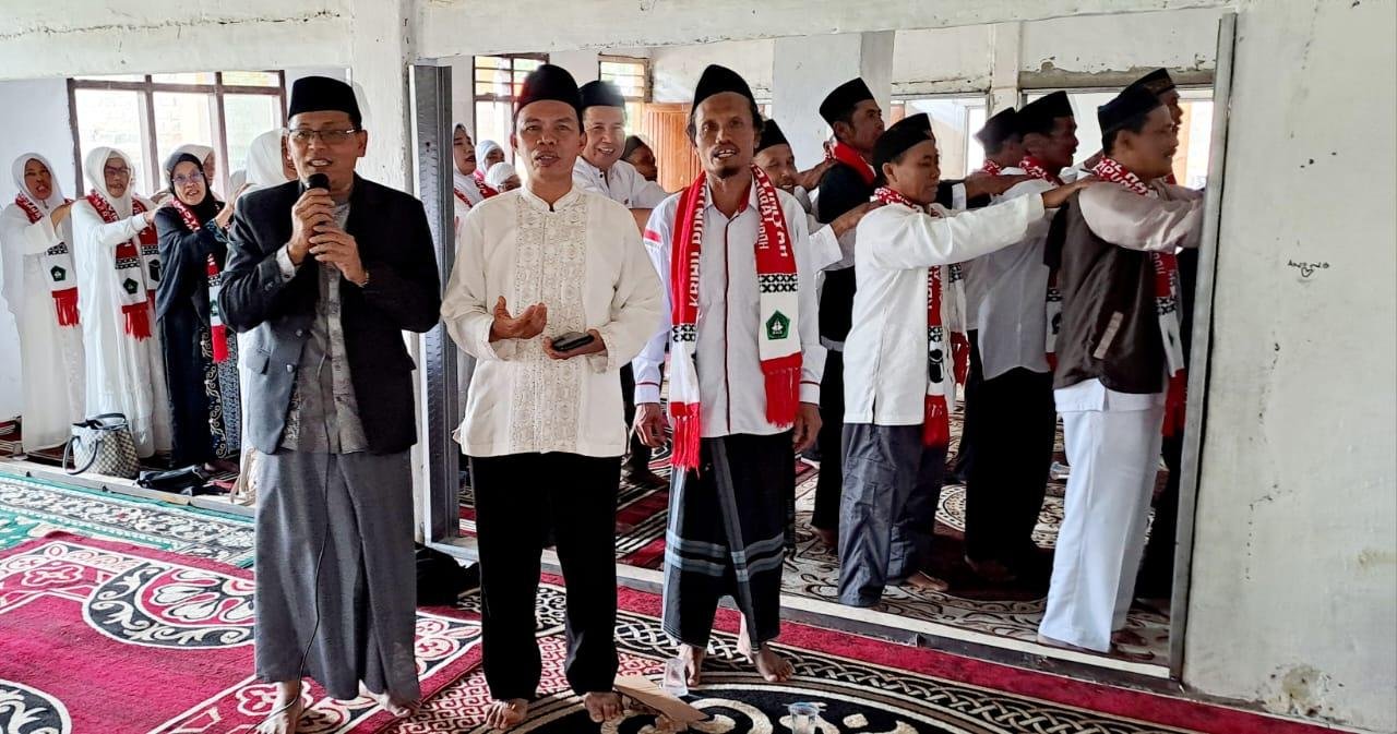 Irwansyah Dampingi Kasi Haji dan pimpin Doa pada pengajian Akbar dan manasik haji mandiri